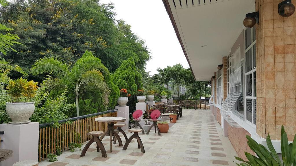 Baan Suan Geb Tawan Hotel Lop Buri Exterior foto